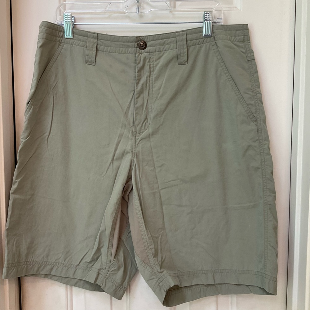 Mountain Hardwear Shorts, Sage Green, Zip Front, Side Pockets, Belt Loops, Sz 36